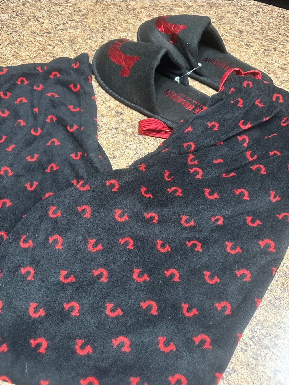 NWT True Religion Black and Red Logo Fleece Lounge Pants XL & Slippers 10/11 - Picture 2 of 4